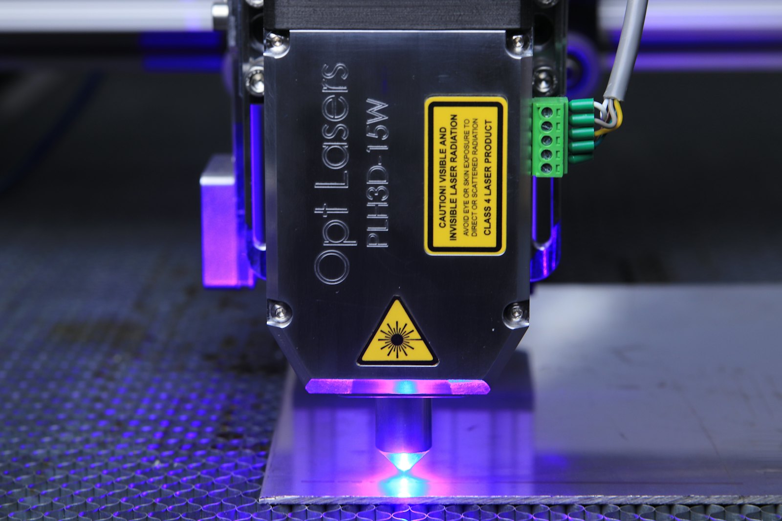 Dettaglio di incisione laser su superficie in legno